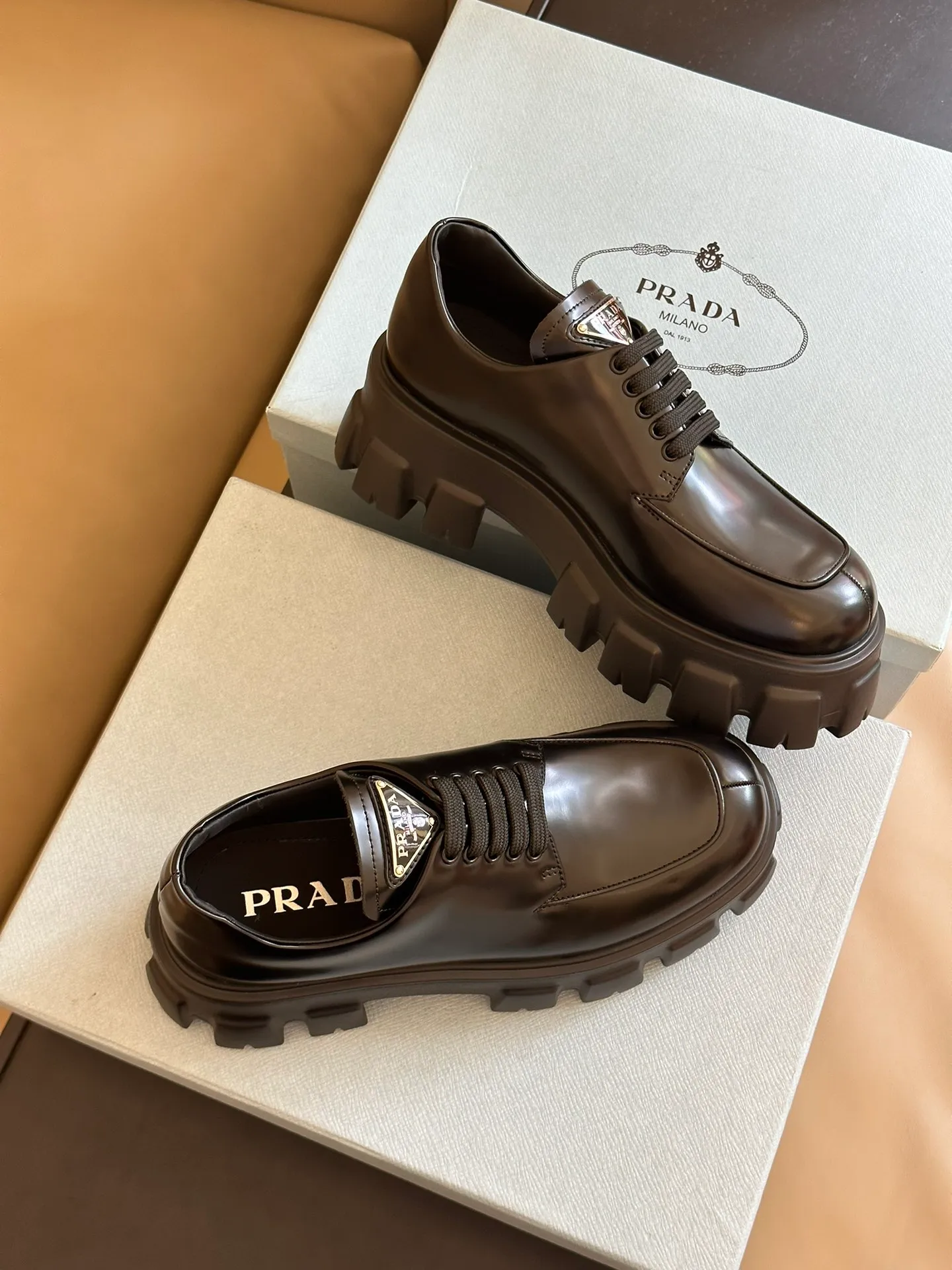👟👟Ex-factory price 480👟👟 prada fw23 new arrival～ pjia’s new 2023 autumn and winter thick-soled shoes🆕 Classic lace-up thick soles decorated with triangle logo, more recognizable, very attractive and easy to wear! The upper is made of open-edge beaded cowhide, and the sole is made of lightweight high-density foam material! Top quality 35-41